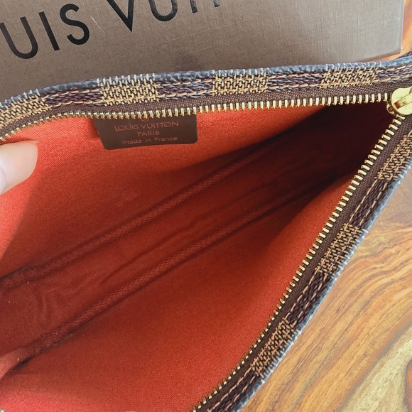 Authentic Louis Vuitton Navona damier ebene with original box. - Picture 10 of 15